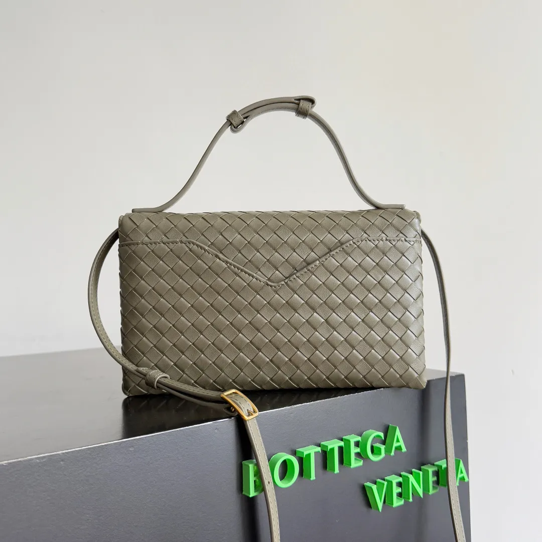 Batch 1660 BOTTEGA VENETA 2025 new product KNOT LOCK crossbody bag subverts the rigid lines of traditional tote bags, using drapey leather to create a three-dimensional silhouette that breathes. It has compartments and multiple card slots inside, making it a versatile commuter bag that can be used in various occasions. The details are full of exquisiteness, the casual retro color tone, and the upper body are full of elegance. Whether you are commuting or going out on the street, you can easily hold it. The two carrying methods of hand-carrying and long shoulder strap are very practical! At the same time, the shoulder strap is detachable, suitable for various dressing styles~ Whether it is a dinner party or daily commuting, it can be easily controlled and becomes your versatile tool❤️ Style number: 817191 Size: 25*16*5.5cm